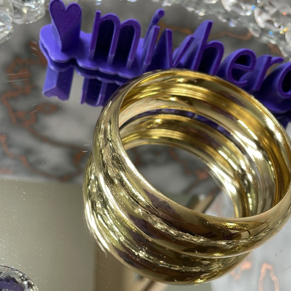 3pc Golden Barbie bundle with wine glass, acrylic bag and goldtone bracelet - Picture 5 of 8